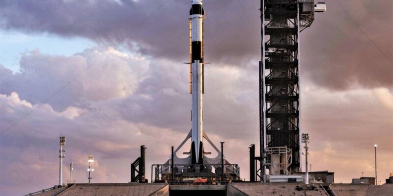 Сегодня SpaceX запустит Crew Dragon: начало трансляции в 23:33 по МСК (uzay cagi icin milat ilk astronotlu falcon 9 ucusu nasil izlenir 2 1)