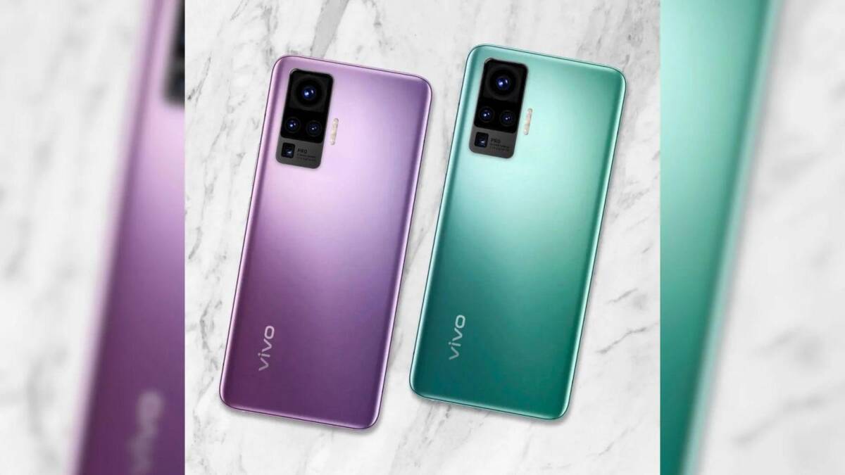 Задняя панель смартфона Vivo X50 с тройной камерой и логотипом