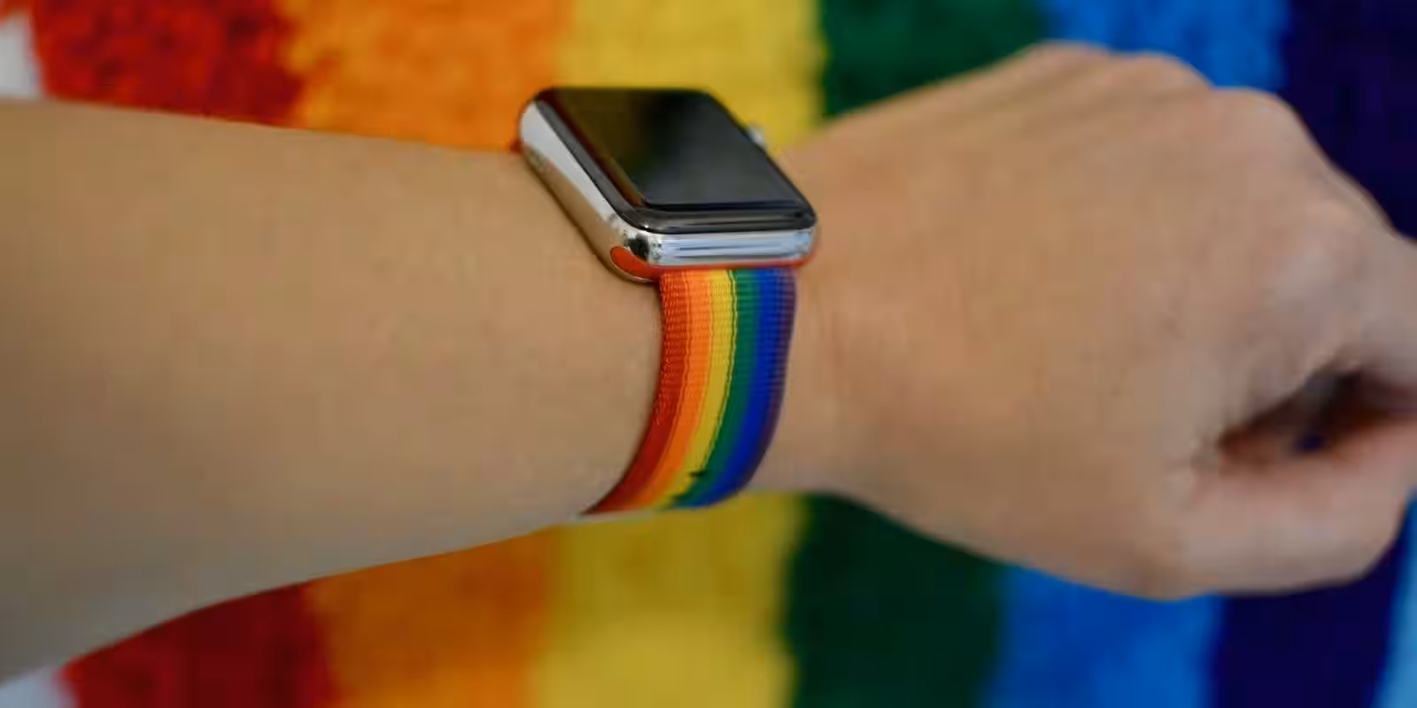 Apple сделала два новых радужных ремешка Watch для Pride 3 vot kak poluchit novoe lico apple watch ot pride 1