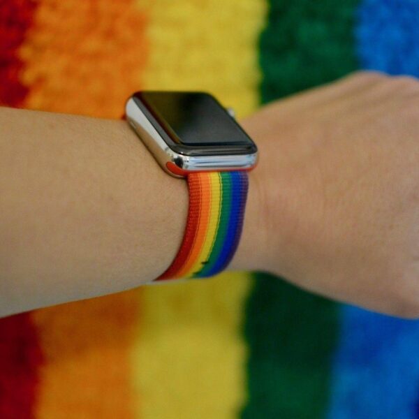 Apple сделала два новых радужных ремешка Watch для Pride (vot kak poluchit novoe lico apple watch ot pride 1)