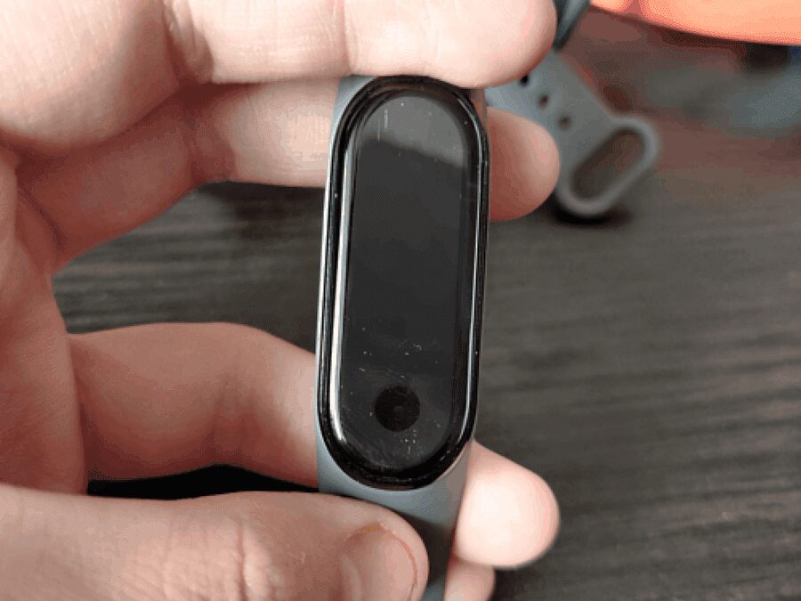 Зарядное устройство для Xiaomi Mi Band 5 изнутри