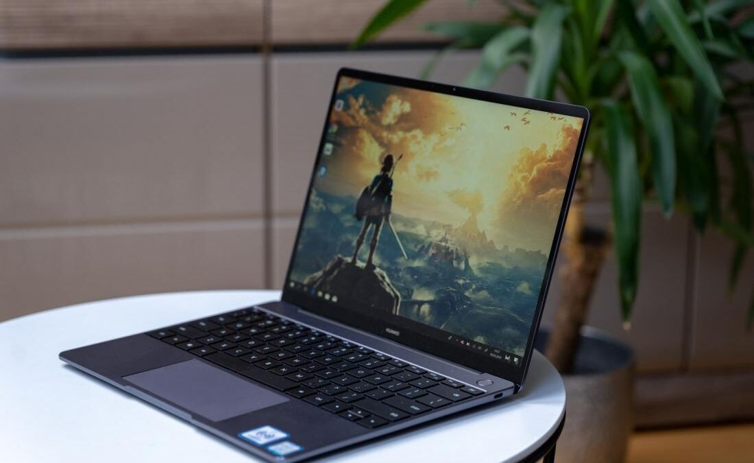 Ноутбук Huawei MateBook 13 с процессором AMD на белом столе