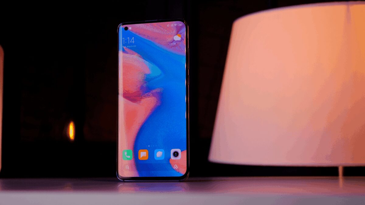 В сети появились рендеры Xiaomi CC10 Pro 3 Смартфон Xiaomi CC10 Pro на поверхности с подсветкой