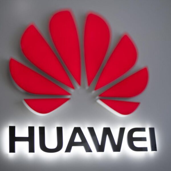 Huawei запатентовала смартфон с подэкранной селфи-камерой (gettyimages 1068921840 e1544358332378)