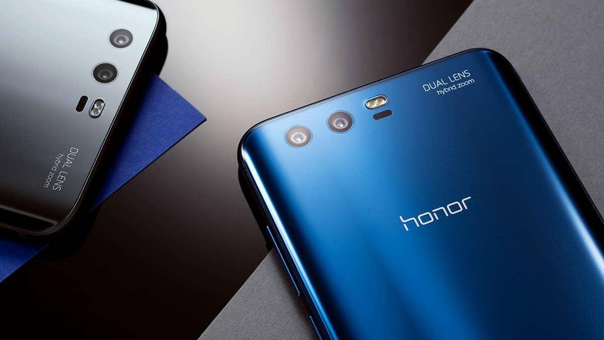 Задняя часть смартфона Honor 9A с двойной камерой и логотипом