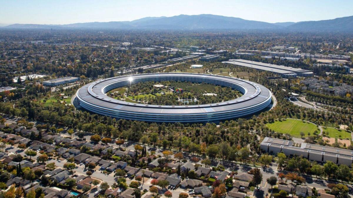 Apple отложила возвращение сотрудников в офис как минимум до января 3 Аэросъемка кампуса Apple с круговой формой зданий
