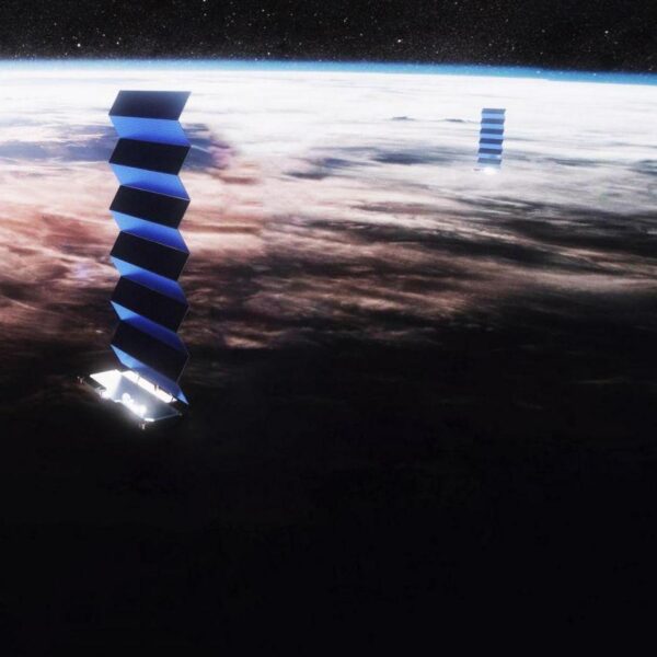 SpaceX готовится к тестированию сетей Starlink (starlink solar array deploy spacex pano 3 crop 2 large)
