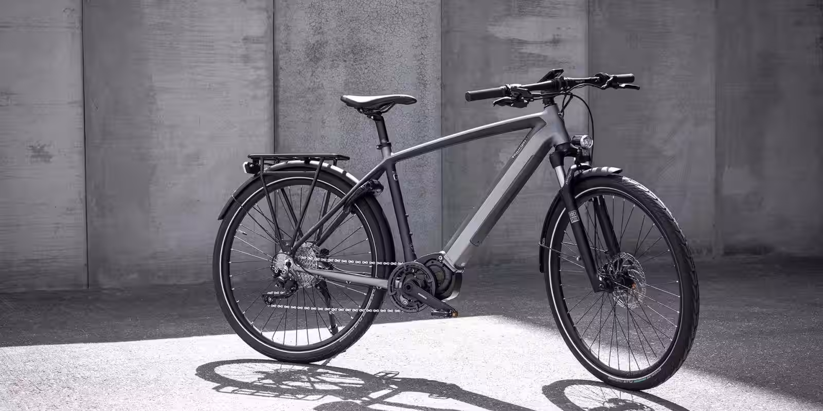 Электрический велосипед Triumph на уличном фоне