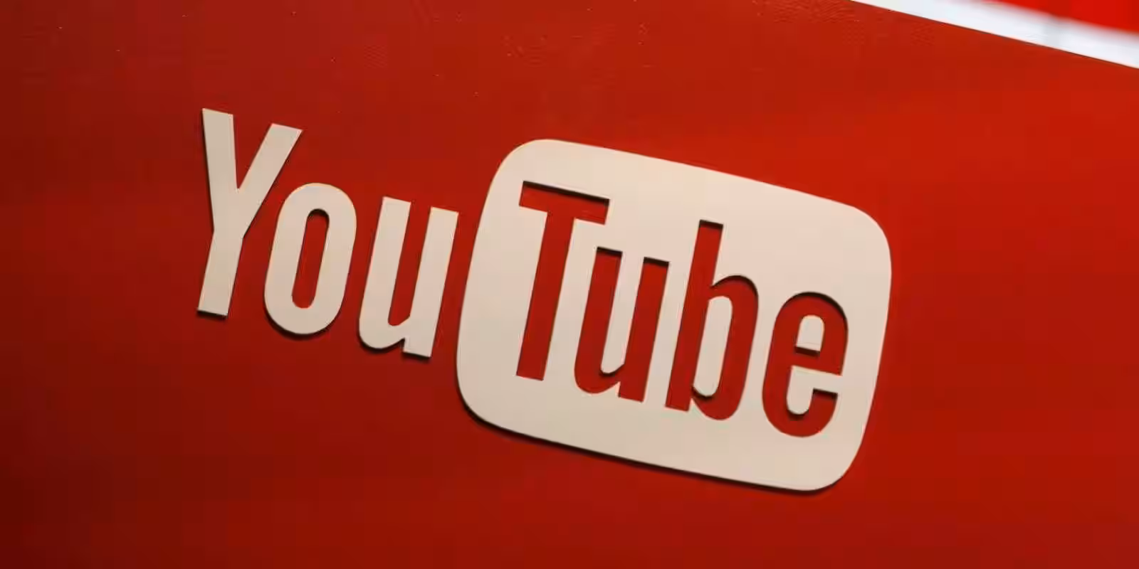 Логотип YouTube на красном фоне для статьи о баге