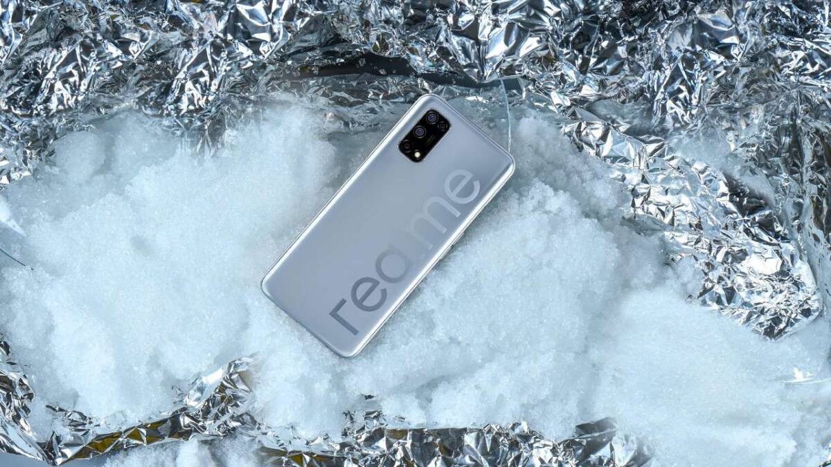 В сеть утекли характеристики смартфона Realme V5 5 Смартфон Realme V5 на фоне снежной поверхности и алюминиевой фольги