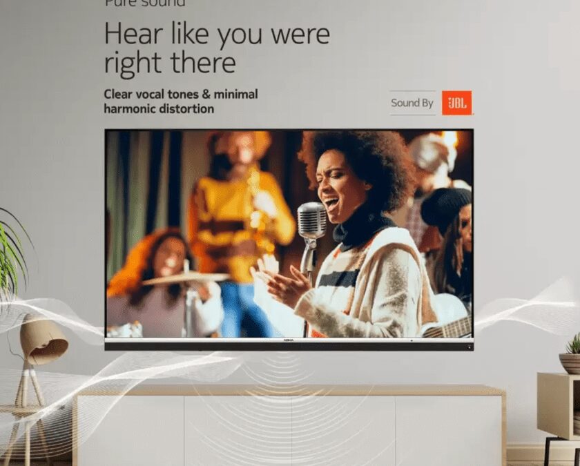 65-дюймовый телевизор Nokia с изображением певицы в гостиной