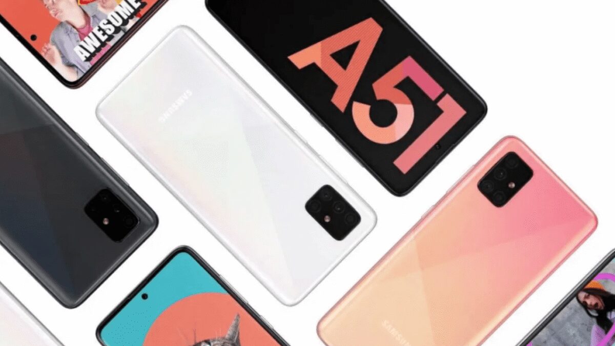 Несколько смартфонов Samsung Galaxy A51 и A71 в разном цвете сзади и спереди
