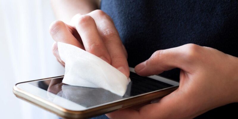 Samsung запатентовала антимикробное покрытие для чехлов на смартфоны (cleaning smartphone screen)