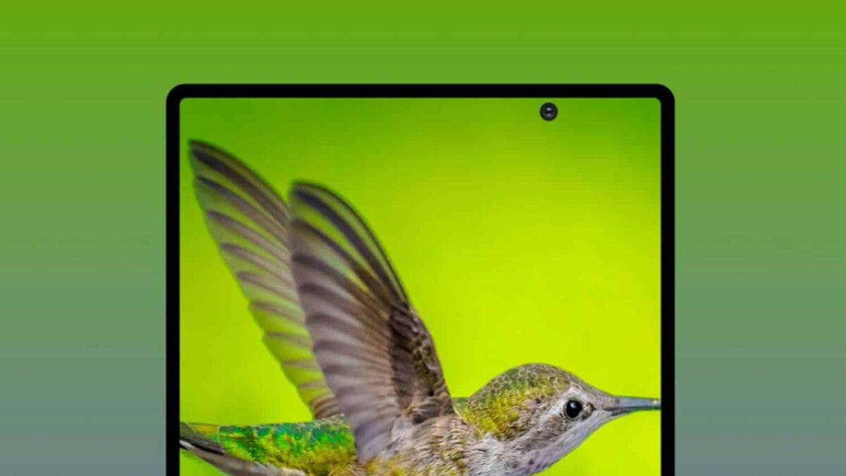Гибкий смартфон Samsung Galaxy Z Fold 2 с изображением держащееся в руке