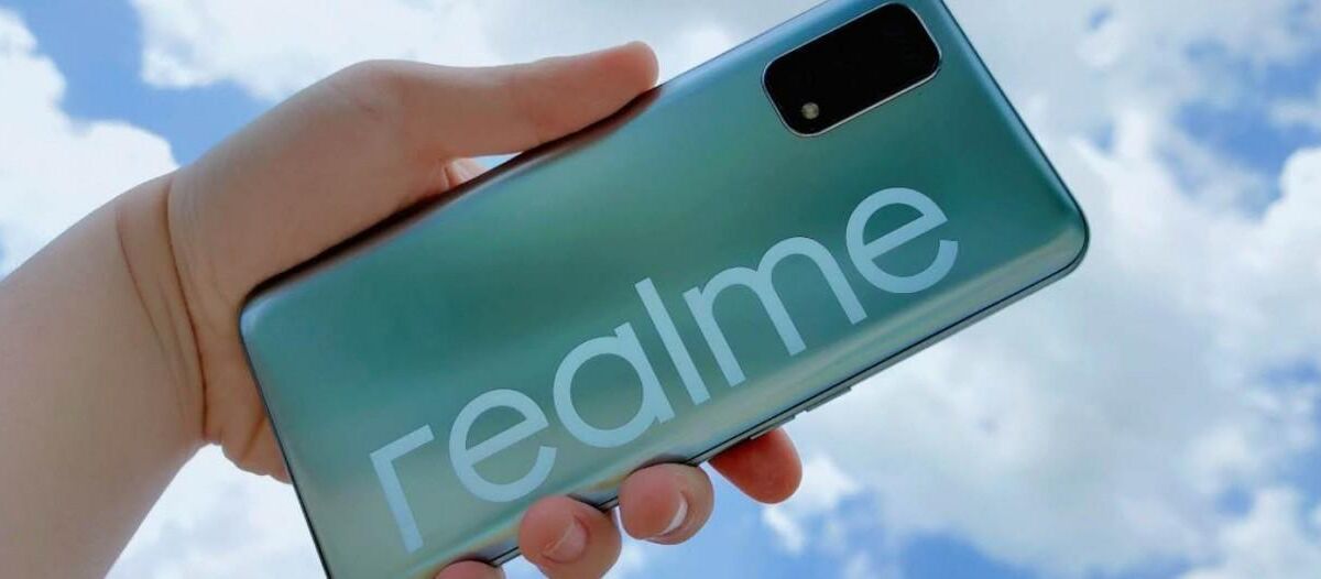 Обратная сторона смартфона Realme V5 с задней камерой