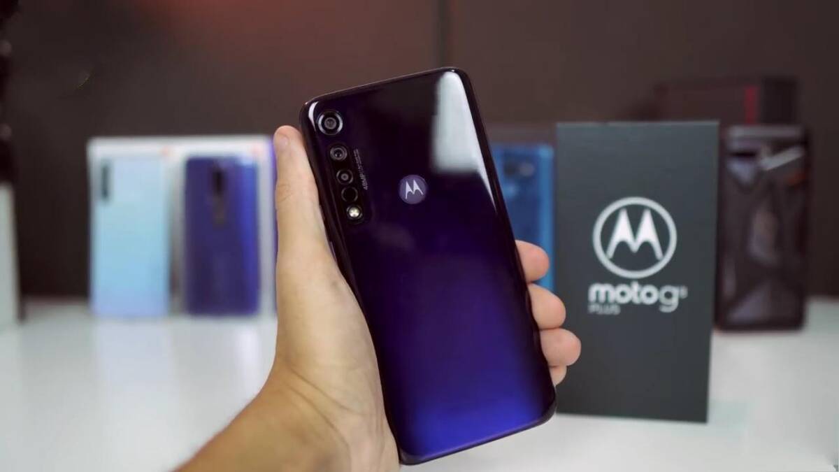 Мото G9 Play в руке сзади, камера и логотип Motorola