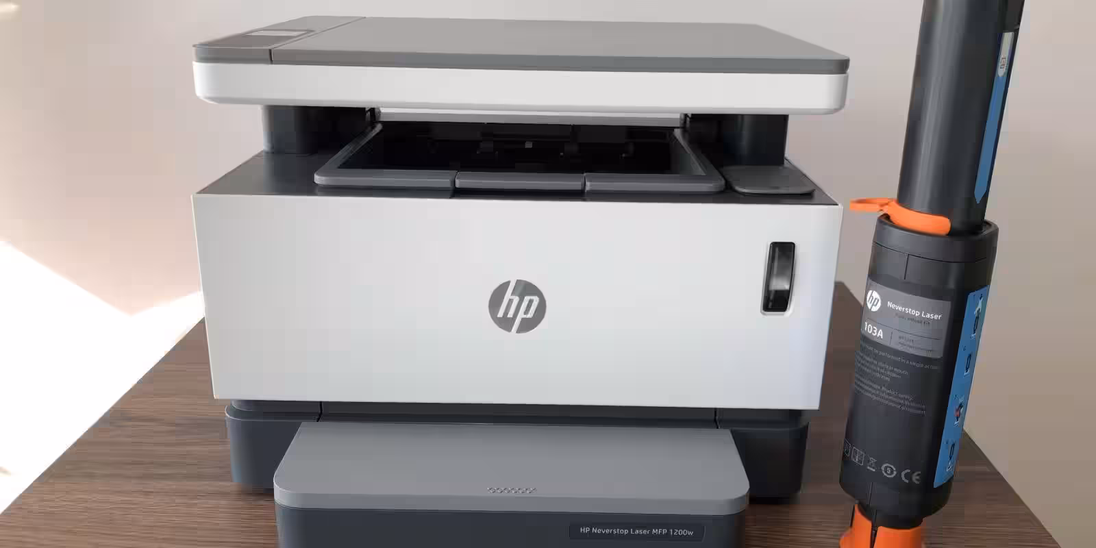 Современное лазерное мультфункциональное устройство HP Neverstop Laser 1200w вид спереди