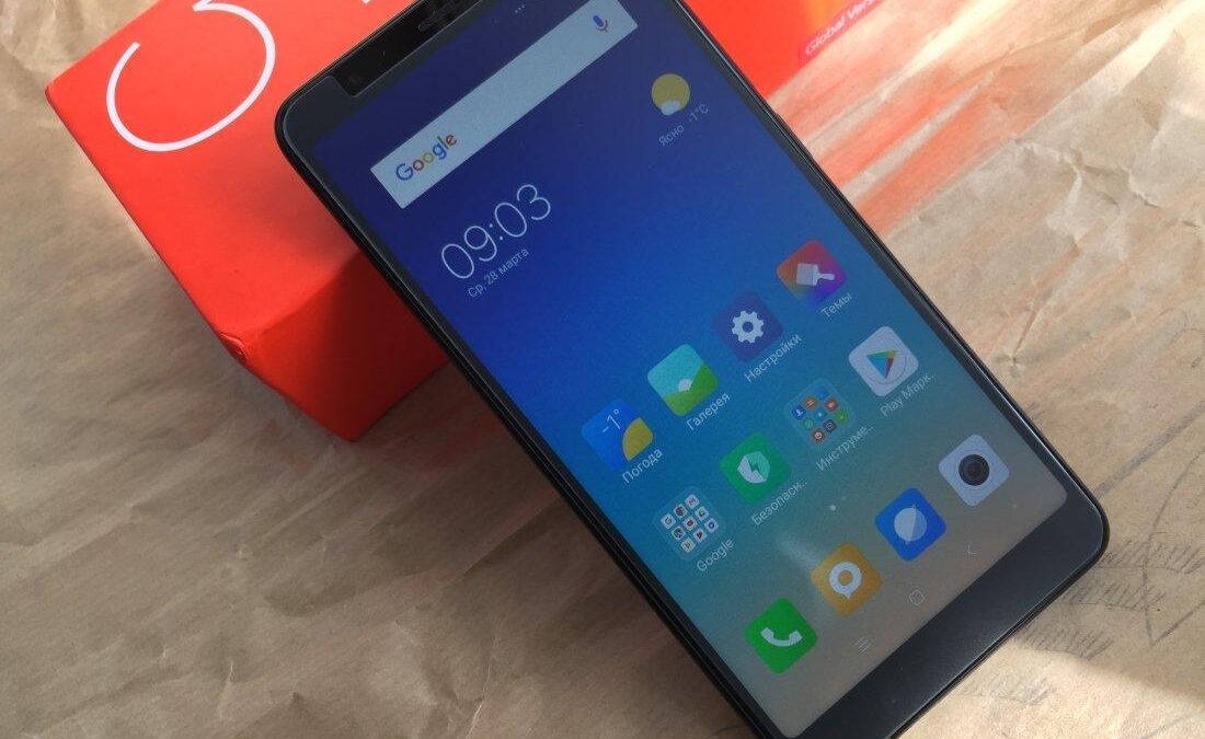 Смартфон Xiaomi с дисплеем и интерфейсом на дисплее