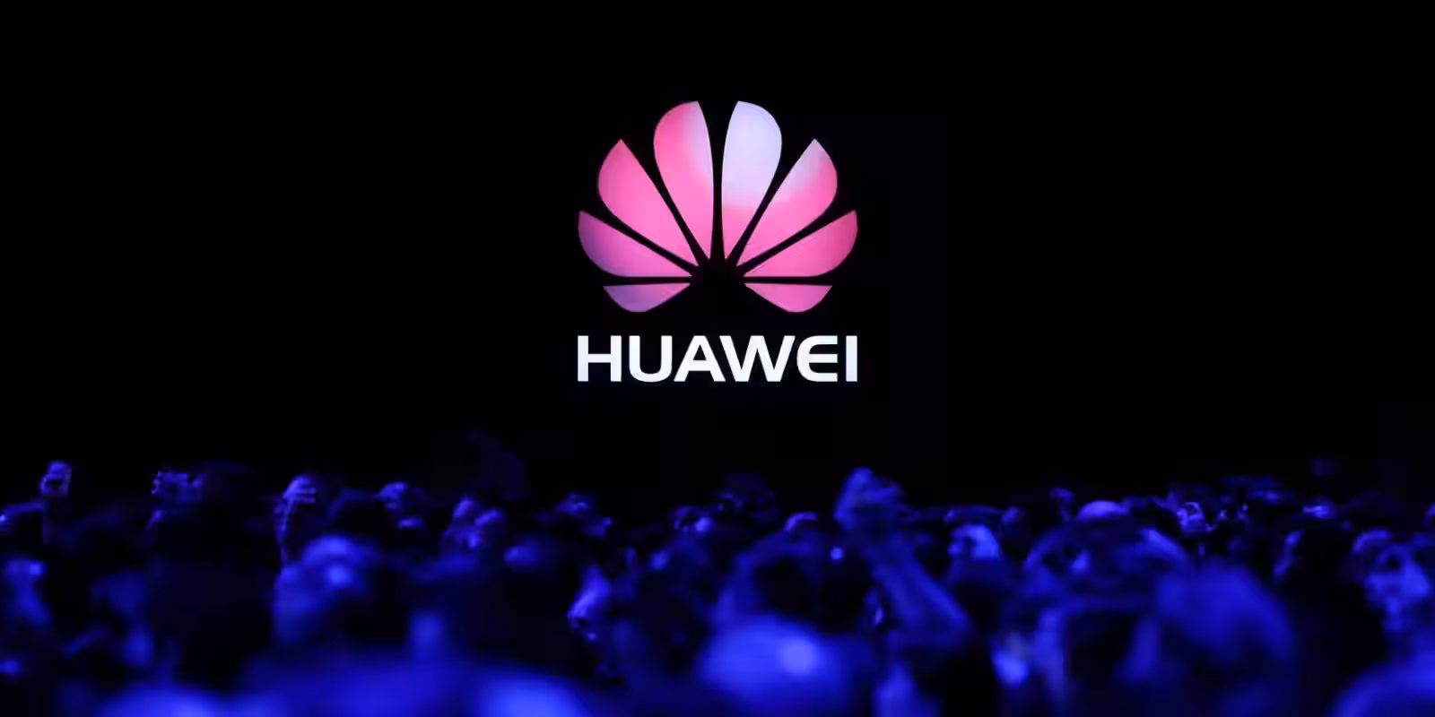 Экран Huawei фитнес-трекера для отслеживания детей с яркой подсветкой и логотипом