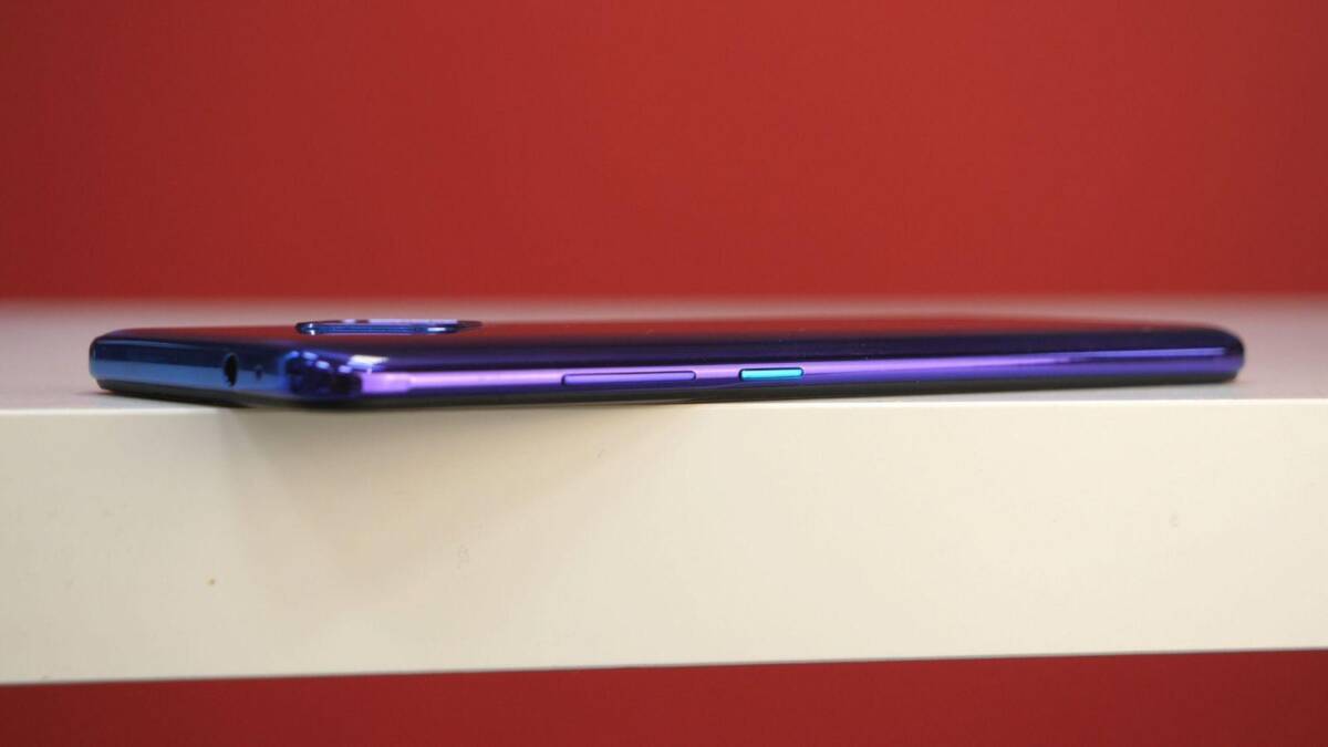 Новый смартфон Vivo X60S засветился в GeekBench 3 Смартфон Vivo X60S в горизонтальной позиции, боковой вид с кнопками