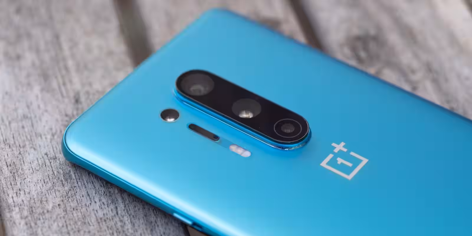Рассмотрение задней панели смартфона OnePlus бюджетная модель