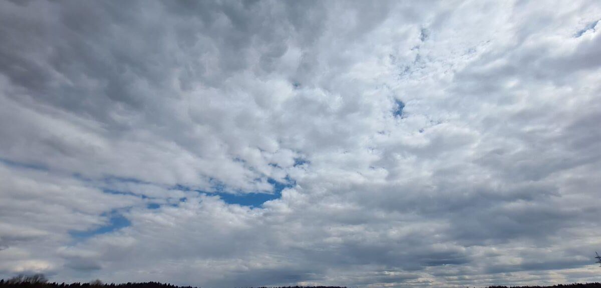 Облака на небе над горизонтом телефон Samsung Galaxy S20+