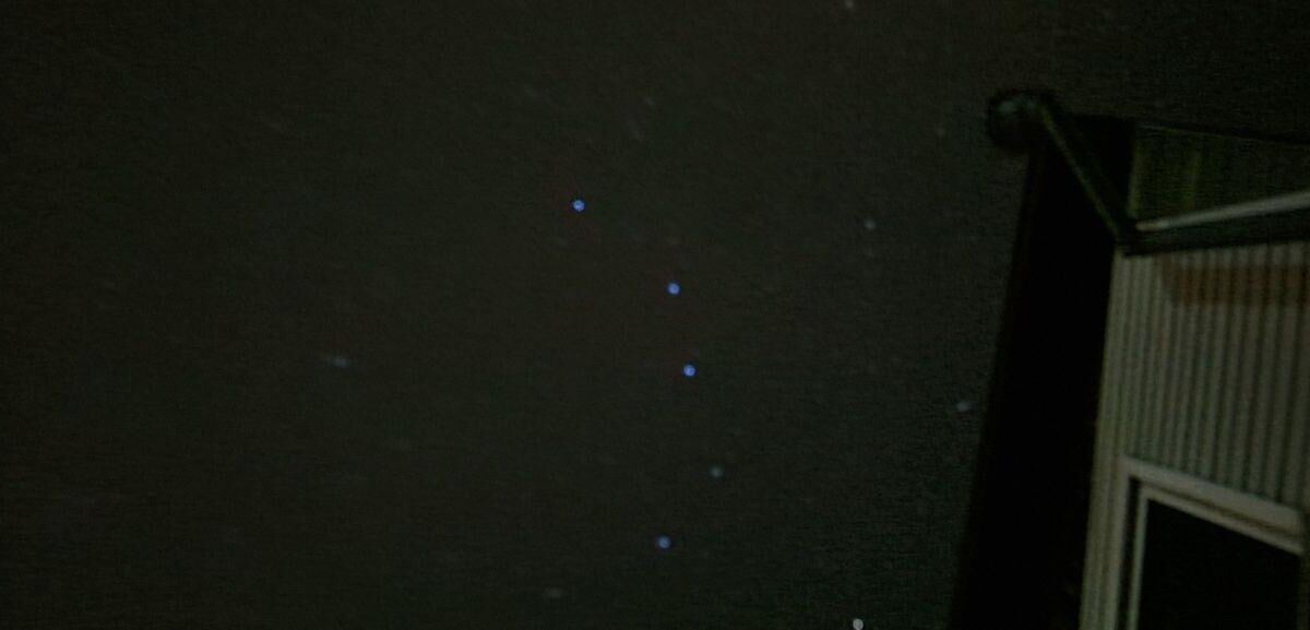 Ночное небо с яркими звёздачками и городская стена