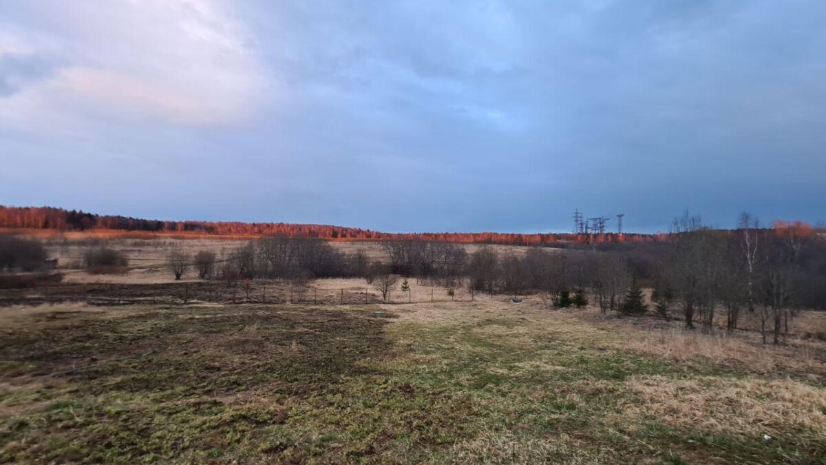 Облака и открытое небо над холмистой местностью Samsung Galaxy S20+