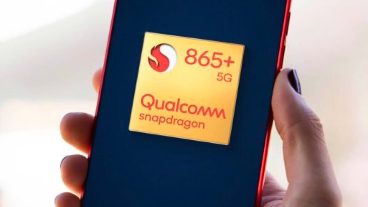 Смартфон с логотипом Snapdragon 865 Plus и Qualcomm
