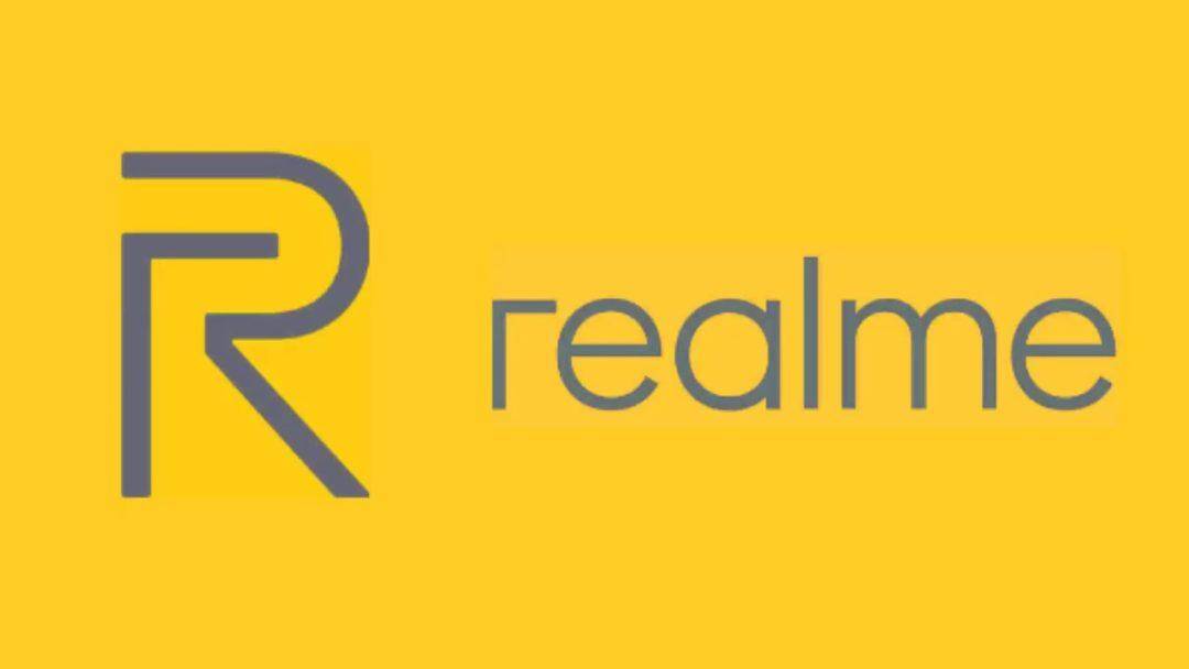 Логотип Realme на желтом фоне крупный и яркий