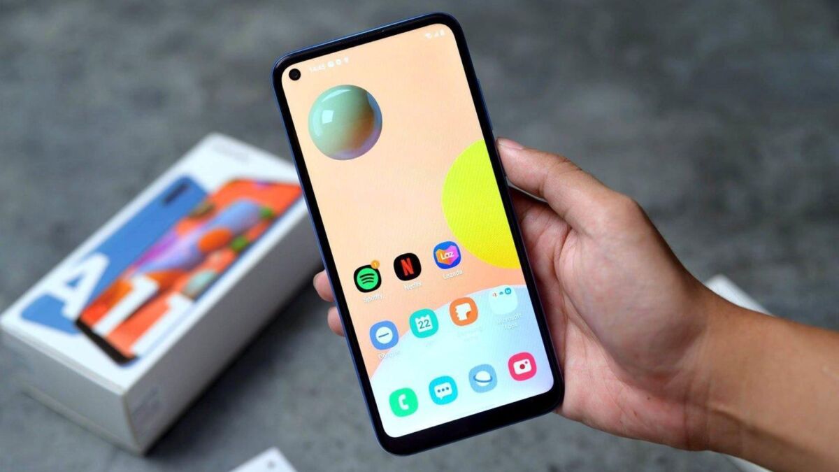 смартфон Samsung Galaxy A11 в руке с домашним экраном