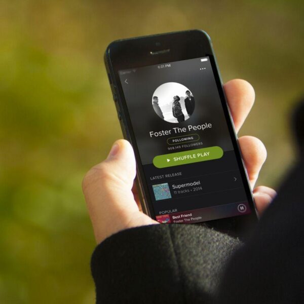 Spotify выйдет в России уже 15 июля (spotify newlook iphone artist outdoor scaled 1)