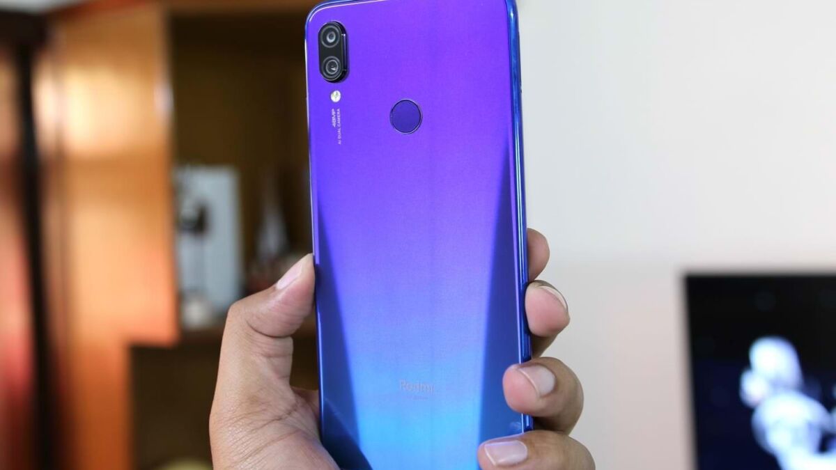 Смартфон Xiaomi с глянцевым градиентным корпусом и двойной камерой на задней панели