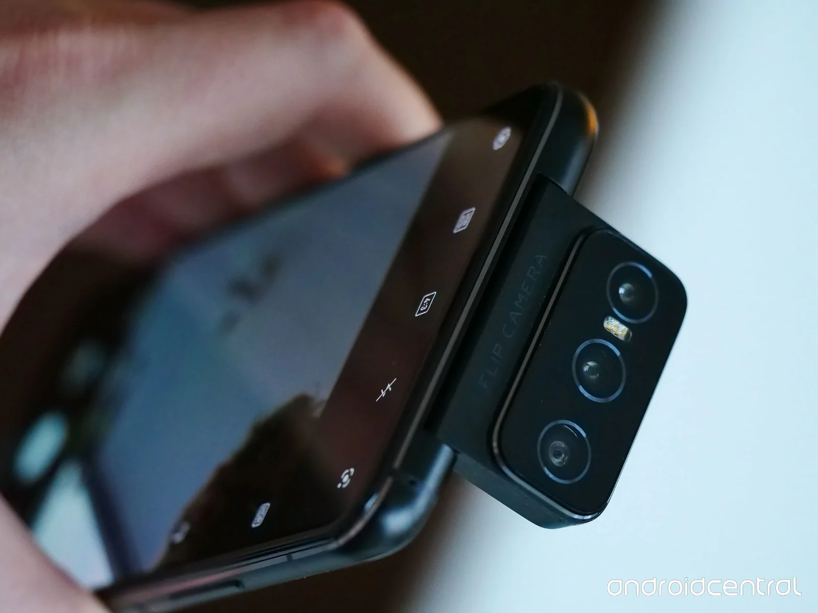 Asus представила смартфоны ZenFone 7 и 7 Pro — флагманы с флип-камерой (1)
