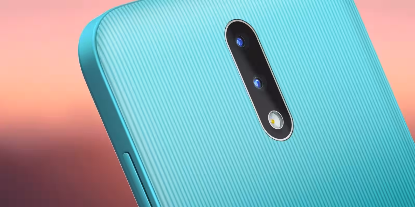 Задняя часть смартфона Nokia 2.4 с двойной камерой и светодиодной вспышкой