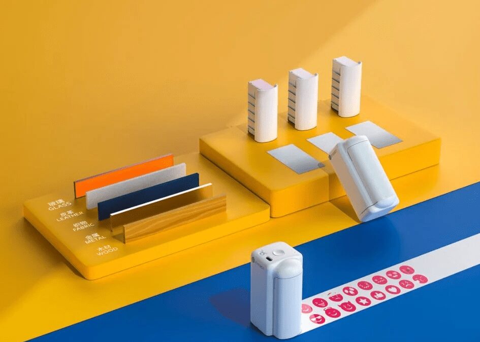 Набор материалов и устройств для видеозвонков в Telegram с цветными образцами и штампами