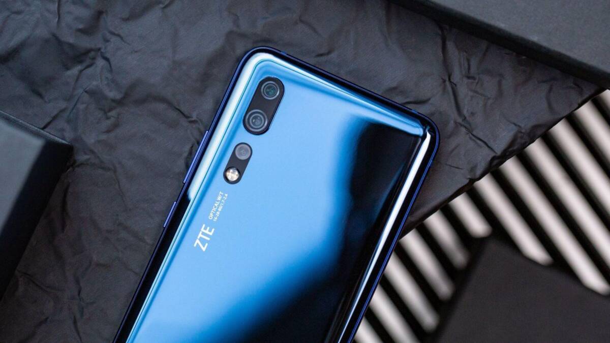 Задняя панель смартфона ZTE с тремя камерами и вспышкой