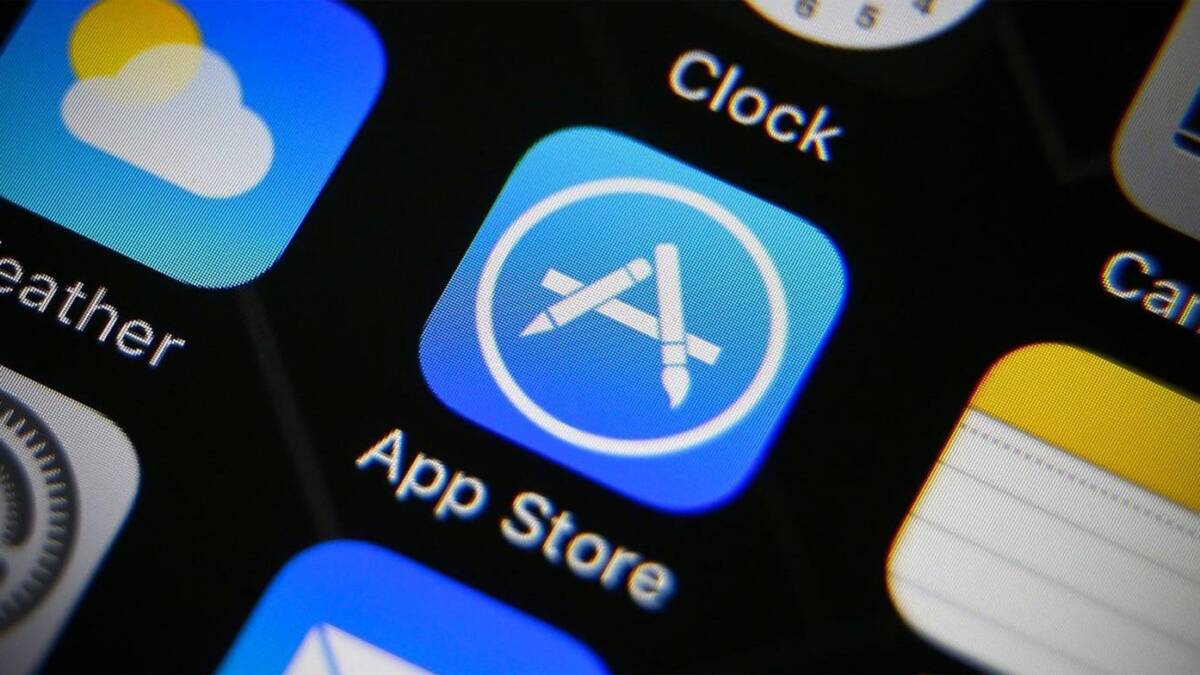 Иконка магазина приложений App Store на экране iPhone