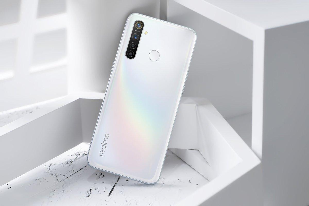 Realme 5 Pro теперь доступен в цвете Chroma White