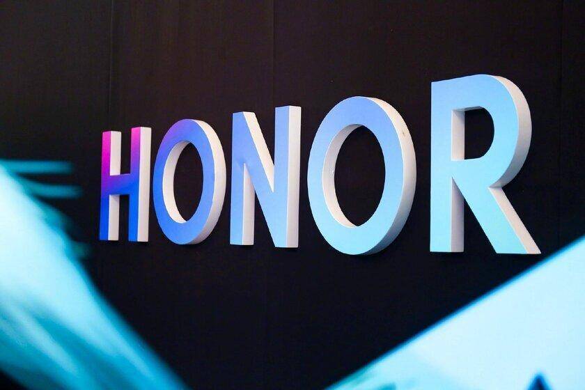Honor выходит на рынок игровых ноутбуков 3 Объемное название HONOR с яркими голубыми и фиолетовыми подсветками