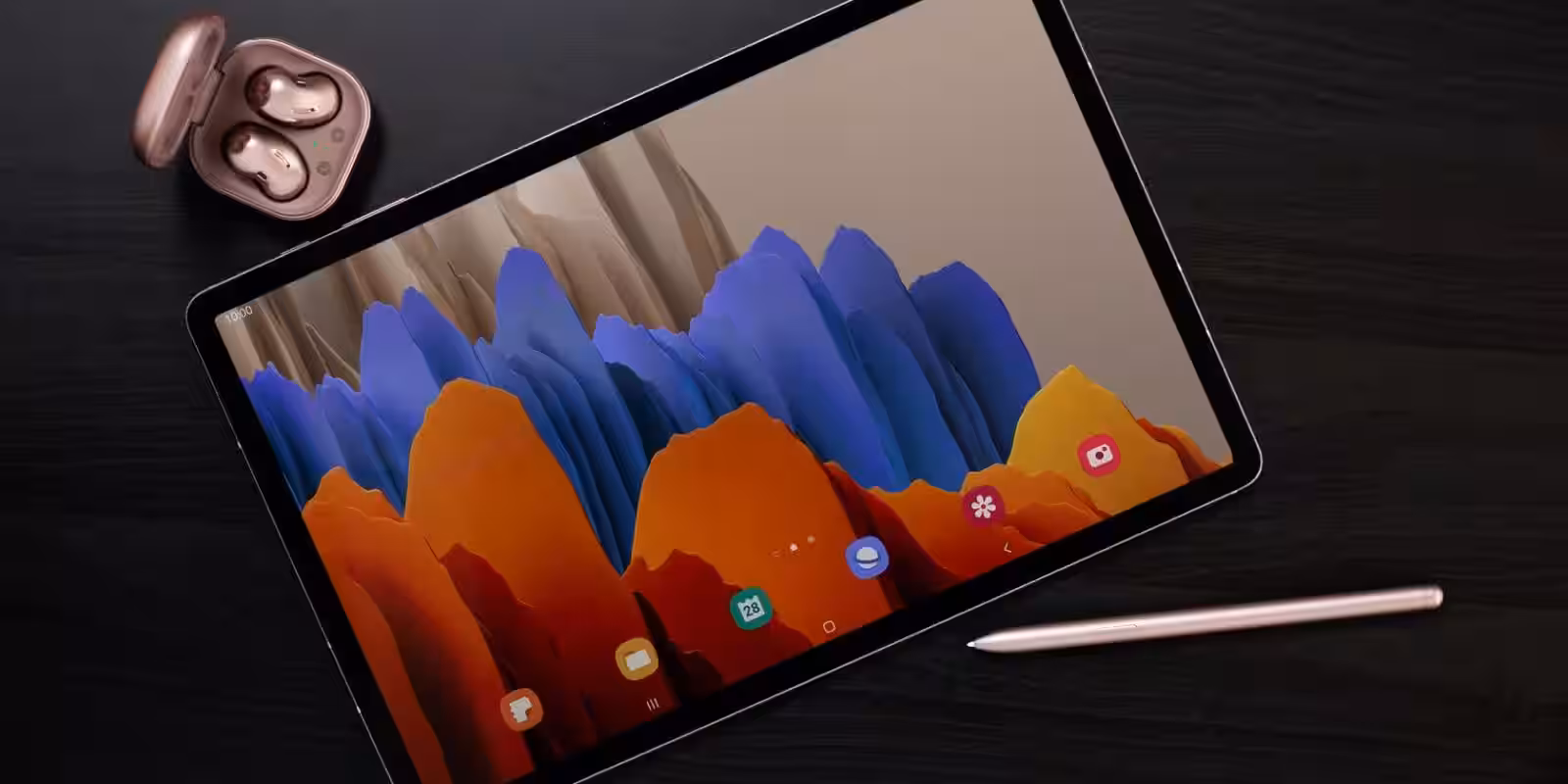 Планшет Samsung Galaxy Tab S7 с дисплеем и стилусом на столе