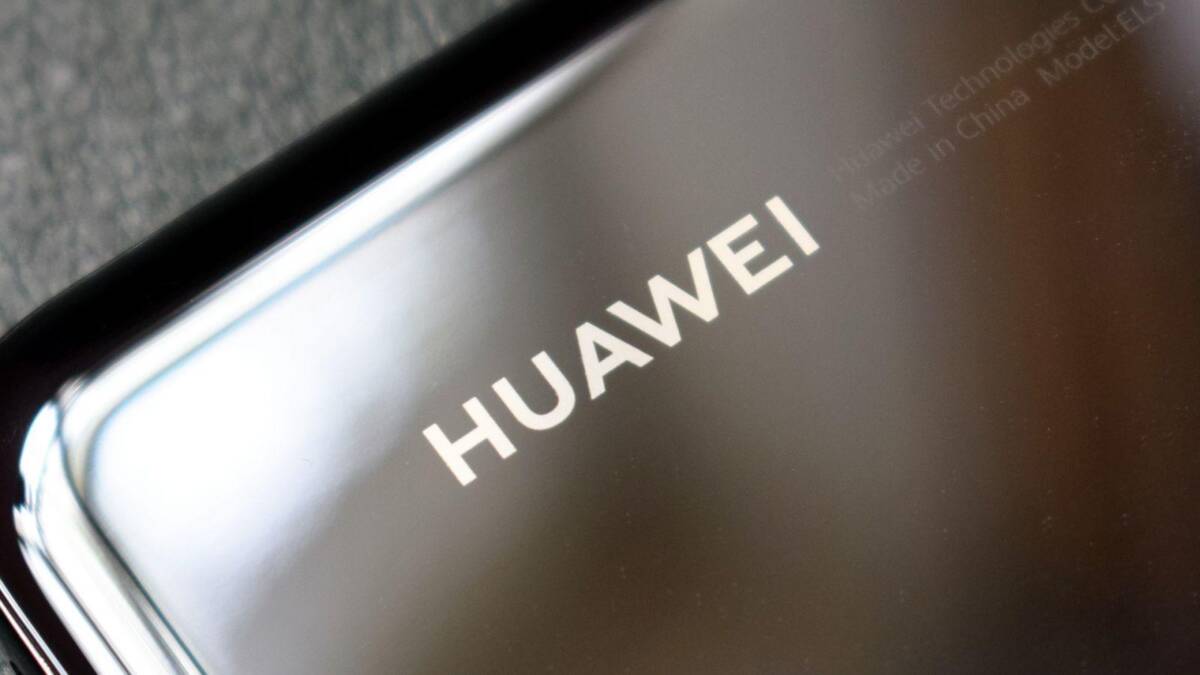 Экран Huawei Enjoy 20 с крупным логотипом на задней панели