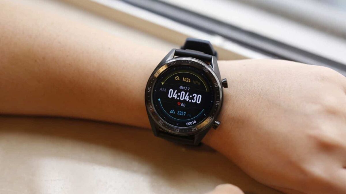 Умные часы Huawei Watch GT 2 Pro на руке показывают цифровой экран интерфейса