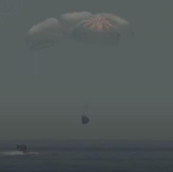Космический корабль SpaceX Crew Dragon вернулся на Землю (snimok)