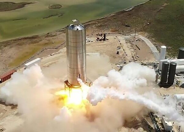 SpaceX только что запустил полноразмерный прототип Starship над Техассом. (spacex just launched a full size starship rocket ship prototype hundreds of feet above south texas)