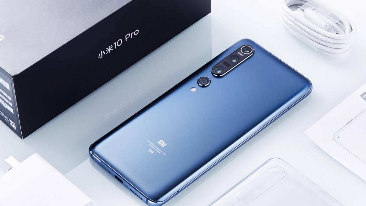 Линейка Xiaomi Mi 10 скоро пополнится ещё одним смартфоном 11 Синий смартфон Xiaomi Mi 10 Pro на задней панели