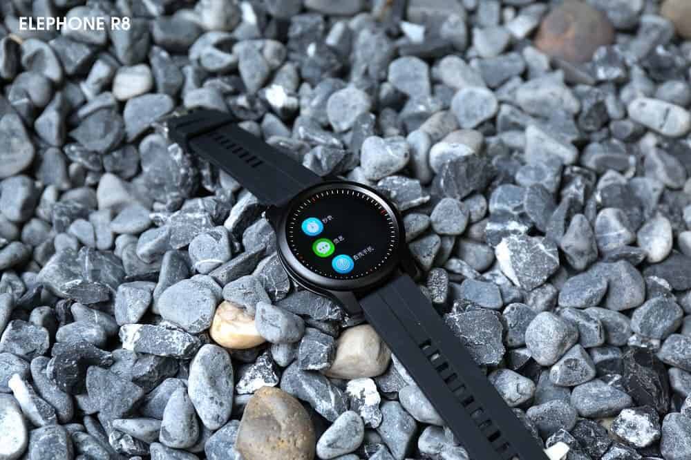 Умные часы Elephone R8 лежат на гальке