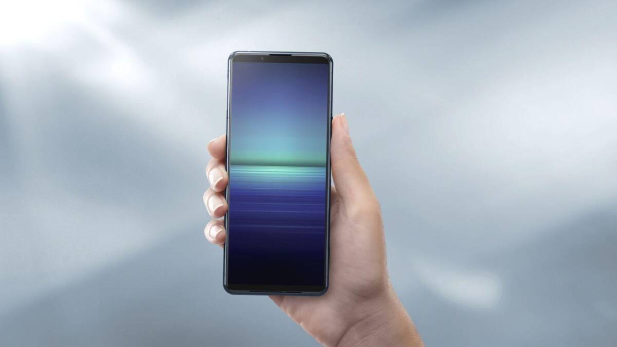 Sony выпустила компактный Xperia 5 II 13 Рука держит смартфон Sony Xperia 5 II с черным корпусом на фоне облачного неба