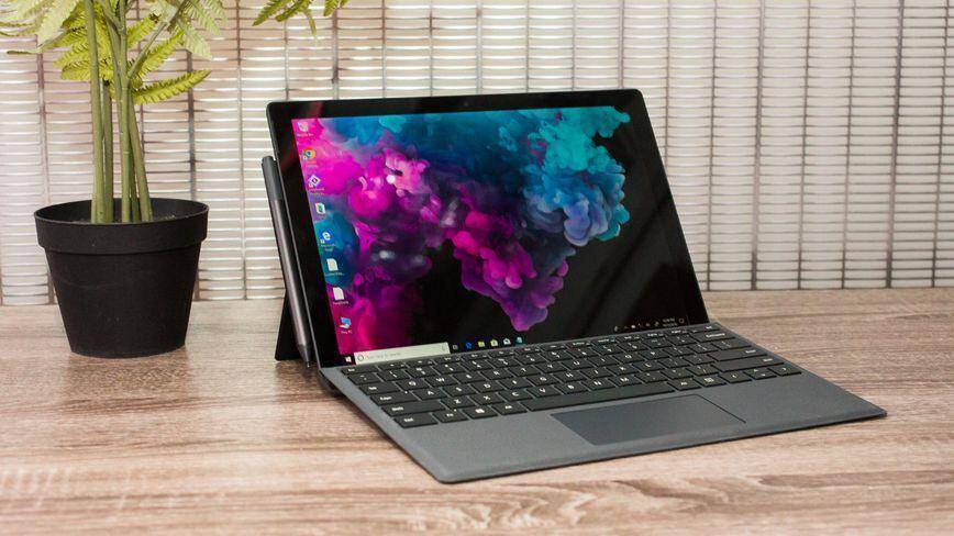 Microsoft выпустит доступный ноутбук Surface для студентов 3 Планшет Surface с клавиатурой и стилусом на столе