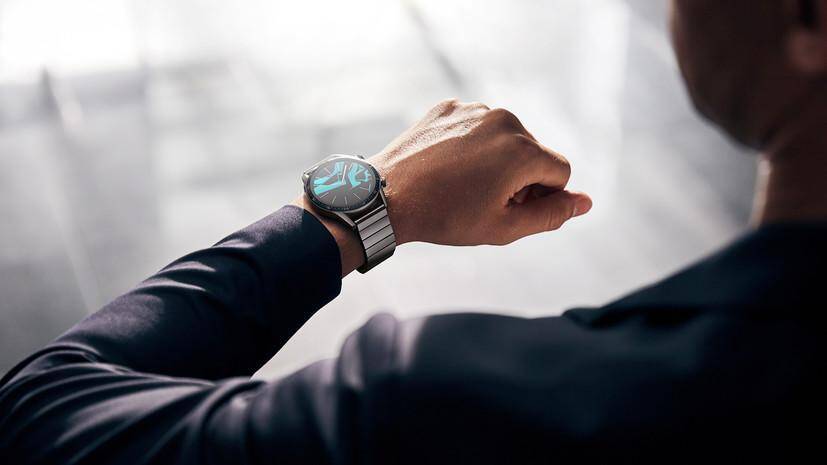 Умные часы Huawei Watch GT 2 Pro на руке человека